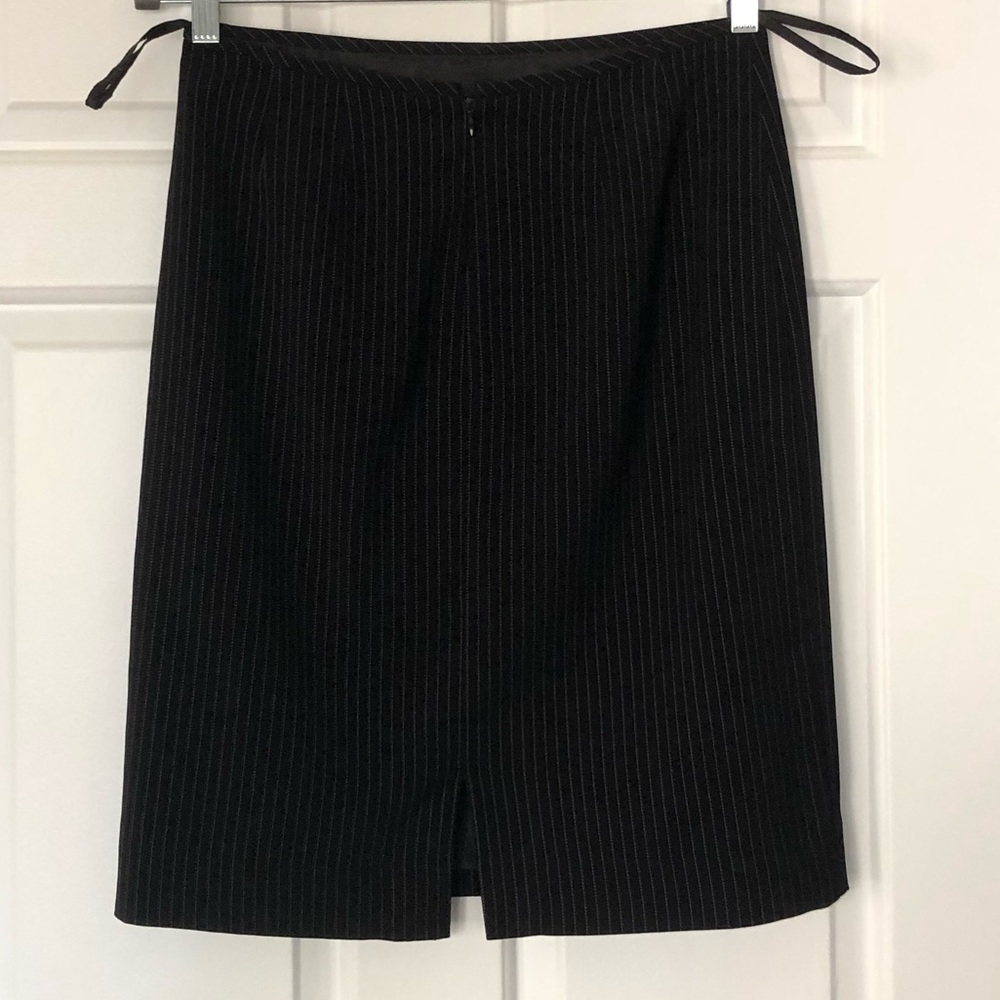Tahari black & white pinstripe business pencil skirt. Size 4.